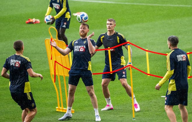 260607 goalkeeper Viktor Johansson and Eric Smith of the Swedish national football team at a training session during day -4 of the FIFA World Cup, WM, Weltmeisterschaft, Fussball 2026 on June 7, 2026 in Dallas. Photo: Petter Arvidson BILDBYRAN kod PA PA1221 fotboll football soccer fotball vm fotbolls-vm fotball-vm fotbolls-vm 2026 fifa world cup 2026 träning practice training sverige sweden sverige a day -4 bbeng