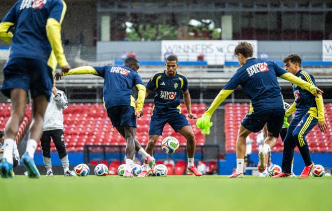 260607 Ken Sema and Isak Hien of the Swedish national football team at a training session during day -4 of the FIFA World Cup, WM, Weltmeisterschaft, Fussball 2026 on June 7, 2026 in Dallas. Photo: Petter Arvidson BILDBYRAN kod PA PA1221 fotboll football soccer fotball vm fotbolls-vm fotball-vm fotbolls-vm 2026 fifa world cup 2026 träning practice training sverige sweden sverige a day -4 bbeng