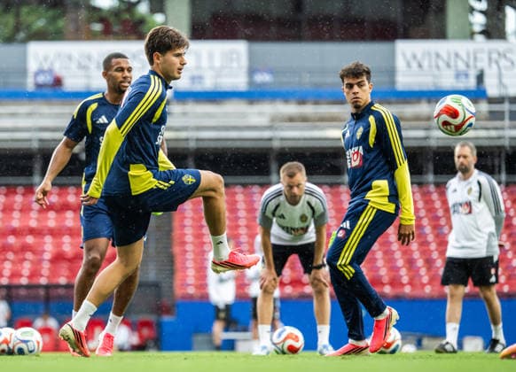 260607 Isak Hien, Besfort Zeneli and Yasin Ayari of the Swedish national football team at a training session during day -4 of the FIFA World Cup, WM, Weltmeisterschaft, Fussball 2026 on June 7, 2026 in Dallas. Photo: Petter Arvidson BILDBYRAN kod PA PA1221 fotboll football soccer fotball vm fotbolls-vm fotball-vm fotbolls-vm 2026 fifa world cup 2026 träning practice training sverige sweden sverige a day -4 bbeng
