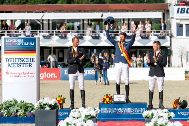 BALVE - LONGINES Balve Optimum 2026, BALVE - LONGINES Balve Optimum 2026 KUKUK Christian (GER), KUTSCHER Marco (GER), LILL Maximilian (GER) Meisterehrung Meisterbad Sektdusche LONGINES OPTIMUM PREIS Springprüfung Kl.S