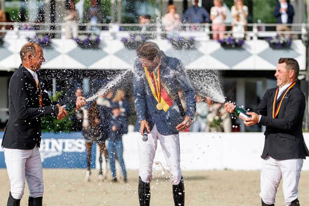 BALVE - LONGINES Balve Optimum 2026, BALVE - LONGINES Balve Optimum 2026 KUKUK Christian (GER), KUTSCHER Marco (GER), LILL Maximilian (GER) Meisterehrung Meisterbad Sektdusche LONGINES OPTIMUM PREIS Springprüfung Kl.S
