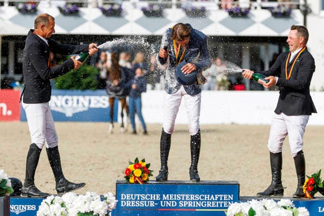 BALVE - LONGINES Balve Optimum 2026, BALVE - LONGINES Balve Optimum 2026 KUKUK Christian (GER), KUTSCHER Marco (GER), LILL Maximilian (GER) Meisterehrung Meisterbad Sektdusche LONGINES OPTIMUM PREIS Springprüfung Kl.S
