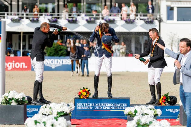 BALVE - LONGINES Balve Optimum 2026, BALVE - LONGINES Balve Optimum 2026 KUKUK Christian (GER), KUTSCHER Marco (GER), LILL Maximilian (GER) Meisterehrung Meisterbad Sektdusche LONGINES OPTIMUM PREIS Springprüfung Kl.S