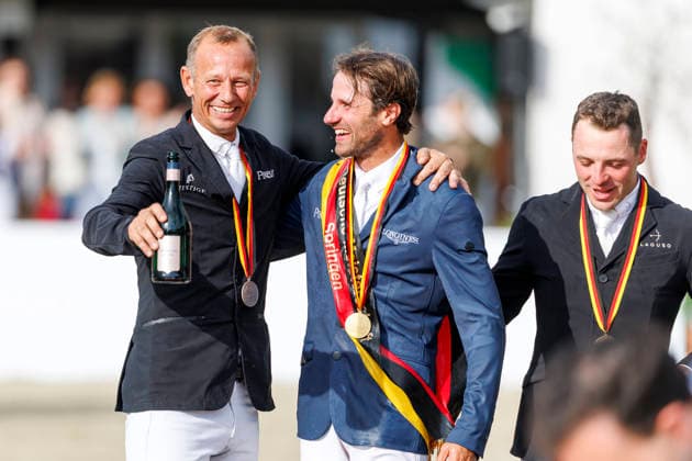 BALVE - LONGINES Balve Optimum 2026, BALVE - LONGINES Balve Optimum 2026 KUKUK Christian (GER), KUTSCHER Marco (GER), LILL Maximilian (GER) Meisterehrung Meisterbad Sektdusche LONGINES OPTIMUM PREIS Springprüfung Kl.S