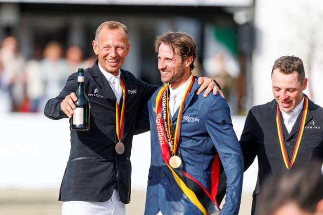 BALVE - LONGINES Balve Optimum 2026, BALVE - LONGINES Balve Optimum 2026 KUKUK Christian (GER), KUTSCHER Marco (GER), LILL Maximilian (GER) Meisterehrung Meisterbad Sektdusche LONGINES OPTIMUM PREIS Springprüfung Kl.S