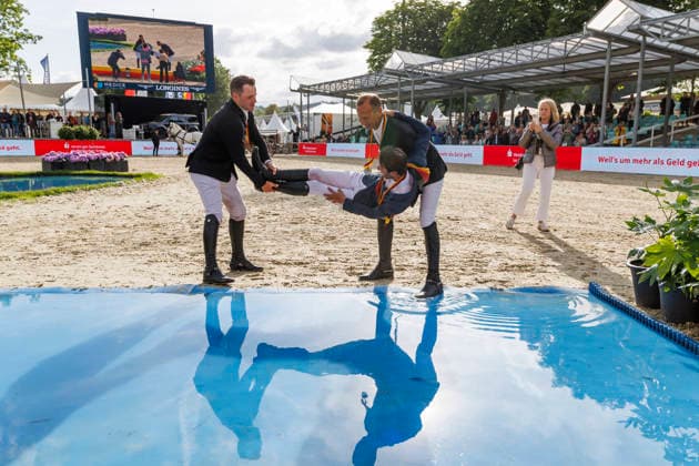 BALVE - LONGINES Balve Optimum 2026, BALVE - LONGINES Balve Optimum 2026 KUKUK Christian (GER), KUTSCHER Marco (GER), LILL Maximilian (GER) Meisterehrung Meisterbad Sektdusche LONGINES OPTIMUM PREIS Springprüfung Kl.S