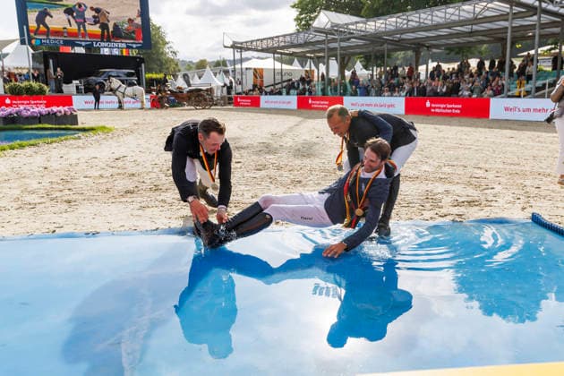 BALVE - LONGINES Balve Optimum 2026, BALVE - LONGINES Balve Optimum 2026 KUKUK Christian (GER), KUTSCHER Marco (GER), LILL Maximilian (GER) Meisterehrung Meisterbad Sektdusche LONGINES OPTIMUM PREIS Springprüfung Kl.S