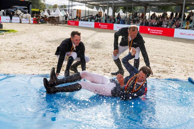 BALVE - LONGINES Balve Optimum 2026, BALVE - LONGINES Balve Optimum 2026 KUKUK Christian (GER), KUTSCHER Marco (GER), LILL Maximilian (GER) Meisterehrung Meisterbad Sektdusche LONGINES OPTIMUM PREIS Springprüfung Kl.S