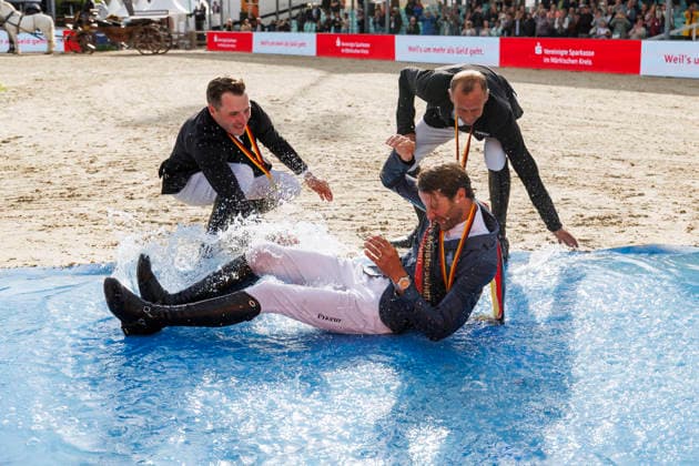 BALVE - LONGINES Balve Optimum 2026, BALVE - LONGINES Balve Optimum 2026 KUKUK Christian (GER), KUTSCHER Marco (GER), LILL Maximilian (GER) Meisterehrung Meisterbad Sektdusche LONGINES OPTIMUM PREIS Springprüfung Kl.S