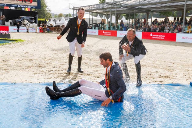 BALVE - LONGINES Balve Optimum 2026, BALVE - LONGINES Balve Optimum 2026 KUKUK Christian (GER), KUTSCHER Marco (GER), LILL Maximilian (GER) Meisterehrung Meisterbad Sektdusche LONGINES OPTIMUM PREIS Springprüfung Kl.S