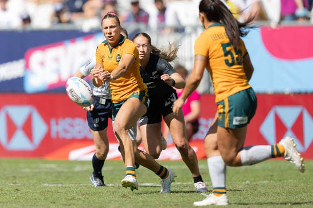 Neuseeland - Australien, SVNS Rugby World Championship, WM, Weltmeisterschaft Finale der Frauen Teagan Levi (Australien, 5) passt den Ball zu Alysia Lefau-Fakaosilea (Australien, 55). Finale der Frauen zwischen Neuseeland und Australien. Drittes Turnier der SVNS World Championship, Siebener-Rugby WM vom 5. bis 7. Juni 2026 in Bordeaux (Frankreich). 7. Juni 2026., Bordeaux Region Nouvelle-Aquitaine Frankreich Stade Atlantique