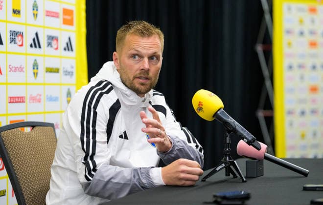 260607 Assistant coach Sebastian Larsson of the Swedish men s national football team in the mixed zone after a training session during day -4 of the FIFA World Cup, WM, Weltmeisterschaft, Fussball 2026 on June 7, 2026 in Dallas. Photo: Petter Arvidson BILDBYRAN kod PA PA1222 fotboll football soccer fotball vm fotbolls-vm fotball-vm fotbolls-vm 2026 fifa world cup 2026 mixed zone sverige sweden sverige a day -4 bbeng