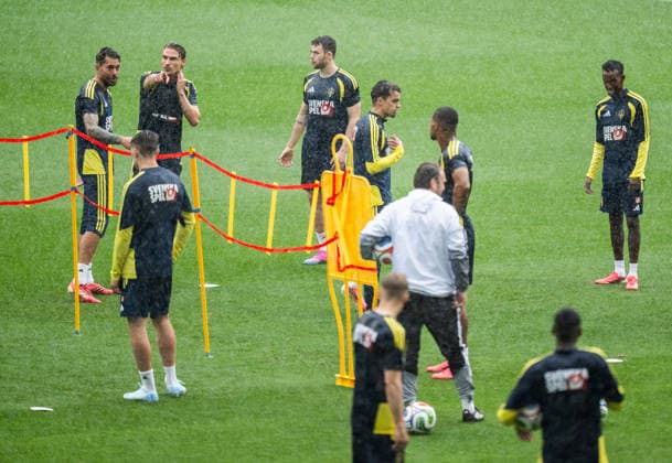 260607 Players of the Swedish national football team in the rain at a training session during day -4 of the FIFA World Cup, WM, Weltmeisterschaft, Fussball 2026 on June 7, 2026 in Dallas. Photo: Petter Arvidson BILDBYRAN kod PA PA1221 fotboll football soccer fotball vm fotbolls-vm fotball-vm fotbolls-vm 2026 fifa world cup 2026 träning practice training sverige sweden sverige a day -4 bbeng