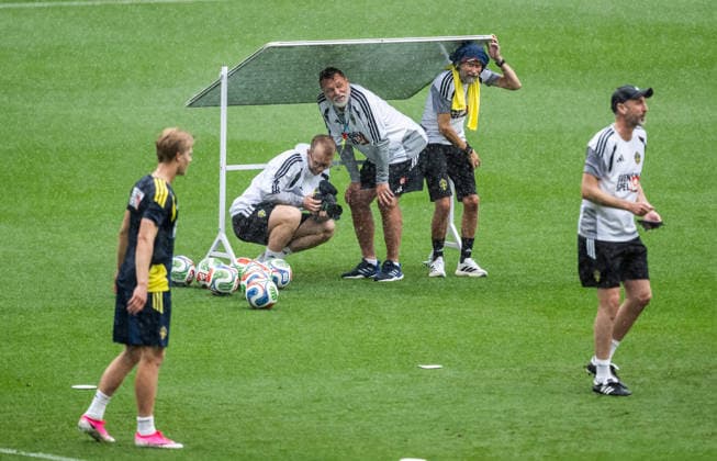 260607 Staff hide from the rain at a training session with the Swedish national football team during day -4 of the FIFA World Cup, WM, Weltmeisterschaft, Fussball 2026 on June 7, 2026 in Dallas. Photo: Petter Arvidson BILDBYRAN kod PA PA1221 fotboll football soccer fotball vm fotbolls-vm fotball-vm fotbolls-vm 2026 fifa world cup 2026 träning practice training sverige sweden sverige a day -4 bbeng