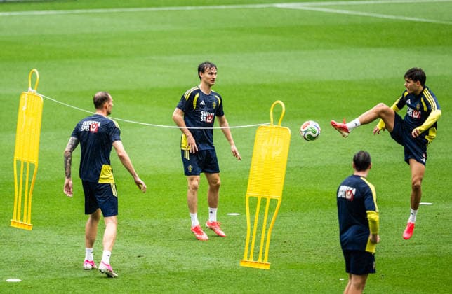 260607 Gustaf Nilsson, Hjalmar Ekdal and Besfort Zeneli of the Swedish national football team at a training session during day -4 of the FIFA World Cup, WM, Weltmeisterschaft, Fussball 2026 on June 7, 2026 in Dallas. Photo: Petter Arvidson BILDBYRAN kod PA PA1221 fotboll football soccer fotball vm fotbolls-vm fotball-vm fotbolls-vm 2026 fifa world cup 2026 träning practice training sverige sweden sverige a day -4 bbeng
