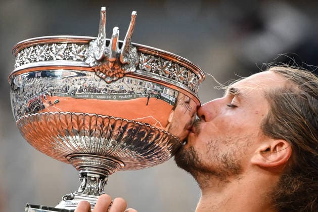June 7, 2026, Paris, France, France: Alexander ZVEREV of Germany celebrates his victory with the trophy during the fifteenth day of the Roland-Garros 2026, French Open 2026, Grand Slam tennis tournament at Roland-Garros Stadium on June 07, 2026 in Paris, France. Paris France - ZUMAm308 20260607_zsp_m308_038 Copyright: xMatthieuxMirvillex