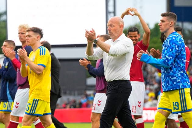 DENMARK national team, Nationalteam Test Match: Denmark - Ukraine Denmark s national coach Brian Riemer surrounded by players. The football match between Denmark and Ukraine at Odense Stadium on Sunday, June 7, 2026. Christian Eriksen was able to leave the field on his own after collapsing on the grass in the second half of Denmark s test match against Ukraine. The Danish player had received treatment but was able to walk to the ambulance that had driven onto the stadium. Shortly after, the referee ended the match early. (Photo: Bo Amstrup Scanpix 2026) , Odense Denmark