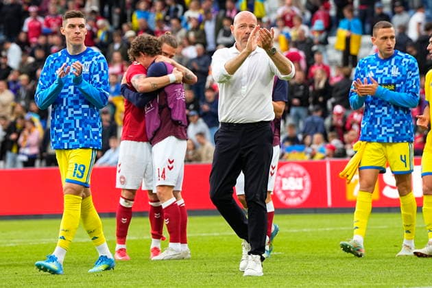 DENMARK national team, Nationalteam Test Match: Denmark - Ukraine Denmark s national coach Brian Riemer surrounded by players. The football match between Denmark and Ukraine at Odense Stadium on Sunday, June 7, 2026. Christian Eriksen was able to leave the field on his own after collapsing on the grass in the second half of Denmark s test match against Ukraine. The Danish player had received treatment but was able to walk to the ambulance that had driven onto the stadium. Shortly after, the referee ended the match early. (Photo: Bo Amstrup Scanpix 2026) , Odense Denmark