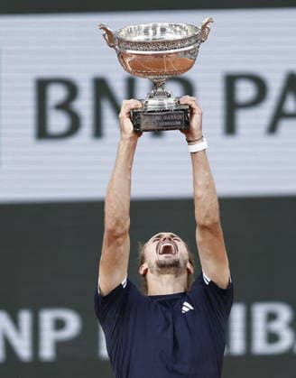 Alexander Zverev remporte les Internationaux de France de Tennis de Roland Garros 2026 face à Flavio Cobolli (6-1, 4-6, 6-4, 6-7, 6-1) à Paris le 6 juin 2026. Jacovides-Moreau Bestimage Alexander Zverev wins the 2026 French Open at Roland Garros against Flavio Cobolli (6-1, 4-6, 6-4, 6-7, 6-1) in Paris on June 6, 2026. PARIS France  Copyright: xJACOVIDES-MOREAUx xBESTIMAGExJACOVIDES-MOREAUx xBESTIMAGEx