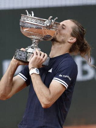 Alexander Zverev remporte les Internationaux de France de Tennis de Roland Garros 2026 face à Flavio Cobolli (6-1, 4-6, 6-4, 6-7, 6-1) à Paris le 6 juin 2026. Jacovides-Moreau Bestimage Alexander Zverev wins the 2026 French Open at Roland Garros against Flavio Cobolli (6-1, 4-6, 6-4, 6-7, 6-1) in Paris on June 6, 2026. PARIS France  Copyright: xJACOVIDES-MOREAUx xBESTIMAGExJACOVIDES-MOREAUx xBESTIMAGEx
