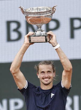 Alexander Zverev remporte les Internationaux de France de Tennis de Roland Garros 2026 face à Flavio Cobolli (6-1, 4-6, 6-4, 6-7, 6-1) à Paris le 6 juin 2026. Jacovides-Moreau Bestimage Alexander Zverev wins the 2026 French Open at Roland Garros against Flavio Cobolli (6-1, 4-6, 6-4, 6-7, 6-1) in Paris on June 6, 2026. PARIS France  Copyright: xJACOVIDES-MOREAUx xBESTIMAGExJACOVIDES-MOREAUx xBESTIMAGEx