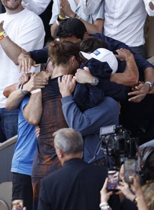 La famille et le staff de Zverev - Alexander Zverev remporte les Internationaux de France de Tennis de Roland Garros 2026 face à Flavio Cobolli (6-1, 4-6, 6-4, 6-7, 6-1) à Paris le 6 juin 2026. Jacovides-Moreau Bestimage Alexander Zverev wins the 2026 French Open at Roland Garros against Flavio Cobolli (6-1, 4-6, 6-4, 6-7, 6-1) in Paris on June 6, 2026. PARIS France  Copyright: xJACOVIDES-MOREAUx xBESTIMAGExJACOVIDES-MOREAUx xBESTIMAGEx