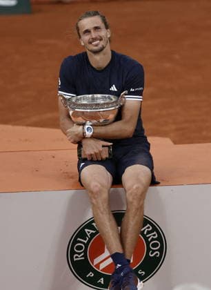 Alexander Zverev remporte les Internationaux de France de Tennis de Roland Garros 2026 face à Flavio Cobolli (6-1, 4-6, 6-4, 6-7, 6-1) à Paris le 6 juin 2026. Jacovides-Moreau Bestimage Alexander Zverev wins the 2026 French Open at Roland Garros against Flavio Cobolli (6-1, 4-6, 6-4, 6-7, 6-1) in Paris on June 6, 2026. PARIS France  Copyright: xJACOVIDES-MOREAUx xBESTIMAGExJACOVIDES-MOREAUx xBESTIMAGEx
