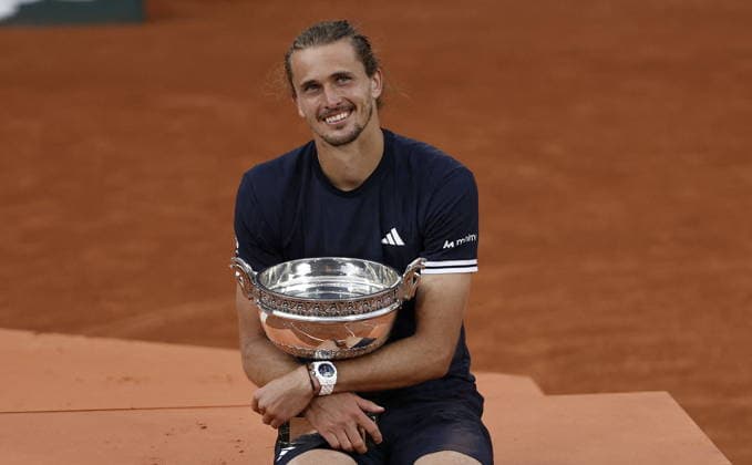 Alexander Zverev remporte les Internationaux de France de Tennis de Roland Garros 2026 face à Flavio Cobolli (6-1, 4-6, 6-4, 6-7, 6-1) à Paris le 6 juin 2026. Jacovides-Moreau Bestimage Alexander Zverev wins the 2026 French Open at Roland Garros against Flavio Cobolli (6-1, 4-6, 6-4, 6-7, 6-1) in Paris on June 6, 2026. PARIS France  Copyright: xJACOVIDES-MOREAUx xBESTIMAGExJACOVIDES-MOREAUx xBESTIMAGEx