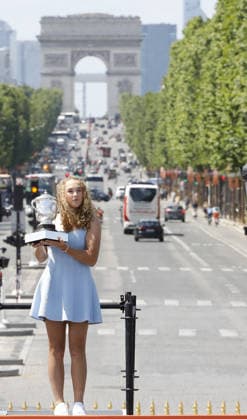 Mirra Andreeva- Mirra Andreeva presente son trophée a la Tribune Concorde lors de sa victoire a Roland Garros 2026 Paris le 07 06 2026 Marc Ausset-Lacroix Bestimage presents his trophy in the Concorde Stand after his victory at Roland Garros 2026 Paris, June 7, 2026 Paris France  Copyright: xMarcxAussetxLacroixx xBestimagexMarcxAussetxLacroixx xBestimagex