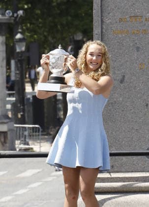 Mirra Andreeva- Mirra Andreeva presente son trophée a la Tribune Concorde lors de sa victoire a Roland Garros 2026 Paris le 07 06 2026 Marc Ausset-Lacroix Bestimage presents his trophy in the Concorde Stand after his victory at Roland Garros 2026 Paris, June 7, 2026 Paris France  Copyright: xMarcxAusset-Lacroix BestimagexMarcxAusset-Lacroix Bestimagex