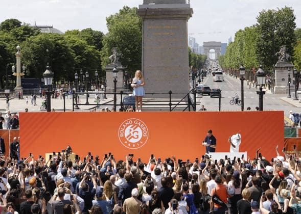 Mirra Andreeva- Mirra Andreeva presente son trophée a la Tribune Concorde lors de sa victoire a Roland Garros 2026 Paris le 07 06 2026 Marc Ausset-Lacroix Bestimage presents his trophy in the Concorde Stand after his victory at Roland Garros 2026 Paris, June 7, 2026 Paris France  Copyright: xMarcxAusset-Lacroix BestimagexMarcxAusset-Lacroix Bestimagex