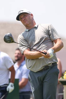 DUBLIN, OH - JUNE 07: Alex Noren of Sweden watches his tee shot on the first hole during the final round of the Memorial Tournament presented by Workday at Muirfield Village Golf Club on June 7, 2026 in Dublin, OH. (Photo by Ian Johnson Icon Sportswire) GOLF: JUN 07 PGA, Golf Herren the Memorial Tournament presented by Workday EDITORIAL USE ONLY Icon260607031