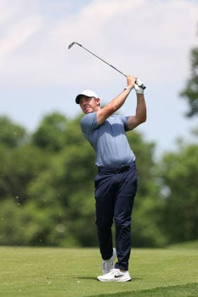 DUBLIN, OH - JUNE 07: Rory McIlroy of Northern Ireland hits an approach shot on the 9th hole during the final round of the Memorial Tournament presented by Workday at Muirfield Village Golf Club on June 7, 2026 in Dublin, OH. (Photo by Ian Johnson Icon Sportswire) GOLF: JUN 07 PGA, Golf Herren the Memorial Tournament presented by Workday EDITORIAL USE ONLY Icon260607047