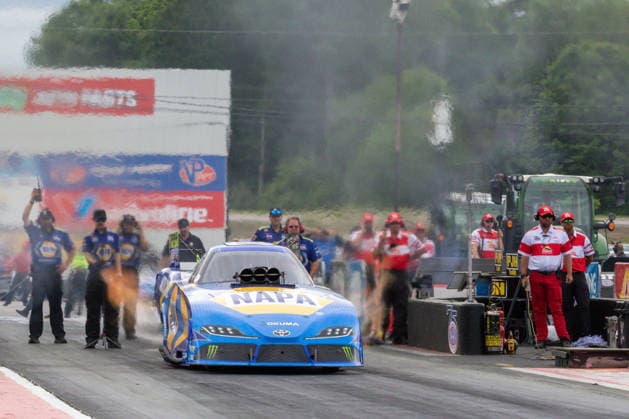 EPPING, NH - JUNE 07: Funny Car driver, Ron Capps ( 28) NAPA AUTO PARTS TOYOTA launches off the line during Sunday s semi-final round for the Motorsport, Herren, USA, Dragster Drag Race New England Nationals on June 07, 2026, at New England Dragway in Epping, NH. (Photo by David Hahn Icon Sportswire) AUTO: JUN 07 NHRA New England Nationals EDITORIAL USE ONLY Icon260607028
