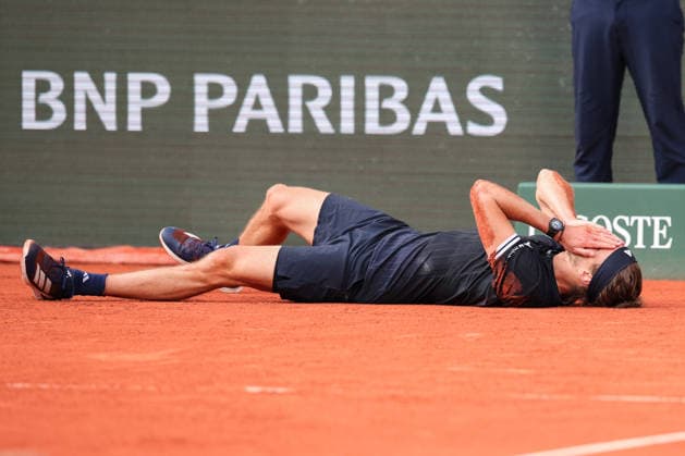 Alexander Zverev (GER) jubelt nach dem Sieg, Jubel, Freude, Emotion, laesst sich auf den Boden fallen, Herren Einzel, Men s Singles, Endspiel, Final Tennis - French Open 2026 - Roland Garros - Paris - - France - 7 June 2026.