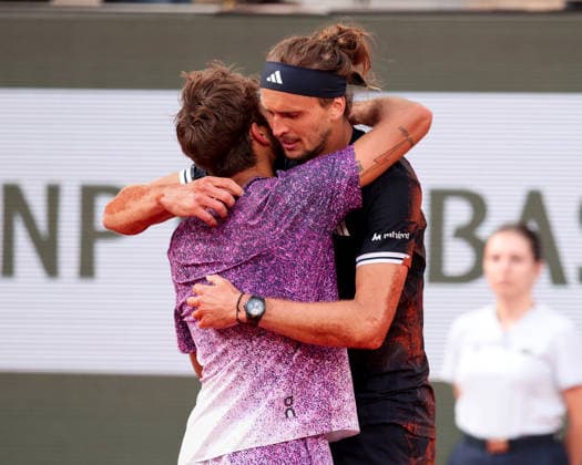 Flavio Cobolli (ITA) gratuliert dem Sieger Alexander Zverev (GER), Herren Einzel, Men s Singles, Endspiel, Final Tennis - French Open 2026 - Roland Garros - Paris - - France - 7 June 2026.