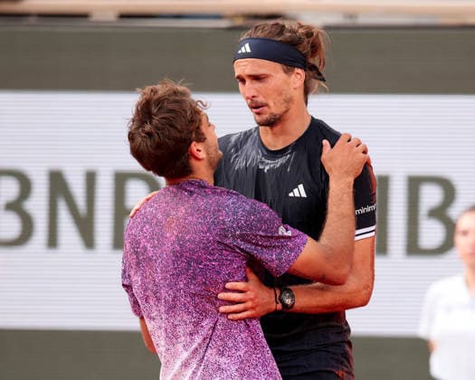 Flavio Cobolli (ITA) gratuliert dem Sieger Alexander Zverev (GER), Herren Einzel, Men s Singles, Endspiel, Final Tennis - French Open 2026 - Roland Garros - Paris - - France - 7 June 2026.
