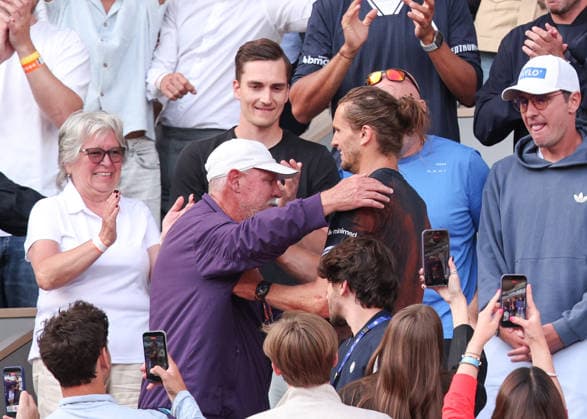 Alexander Zverev (GER) ist in der Spielerloge bei seinem Team, umarmt seinen Vater,Herren Einzel, Men s Singles, Endspiel, Final Tennis - French Open 2026 - Roland Garros - Paris - - France - 7 June 2026.