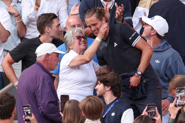 Alexander Zverev (GER) ist in der Spielerloge bei seinem Team,umarmet seine Oma Natalia Fateeva, Herren Einzel, Men s Singles, Endspiel, Final Tennis - French Open 2026 - Roland Garros - Paris - - France - 7 June 2026.