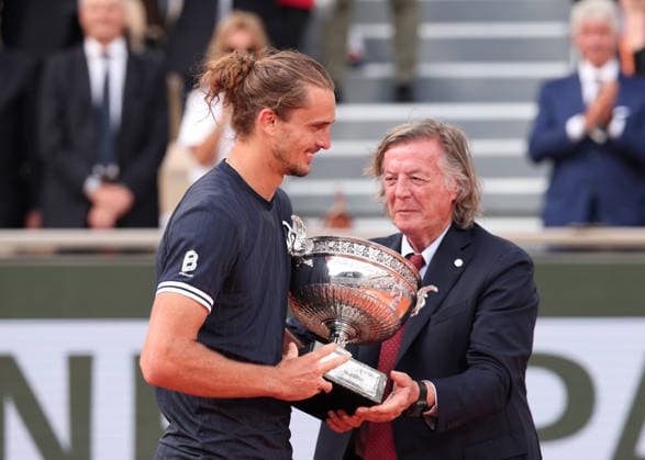 Tennis Legende Adriano Panatta(ITA) ueberreicht Zverev (GER) den Pokal, Trophäe, Siegerehrung, Presentation Tennis - French Open 2026 - Roland Garros - Paris - - France - 7 June 2026.