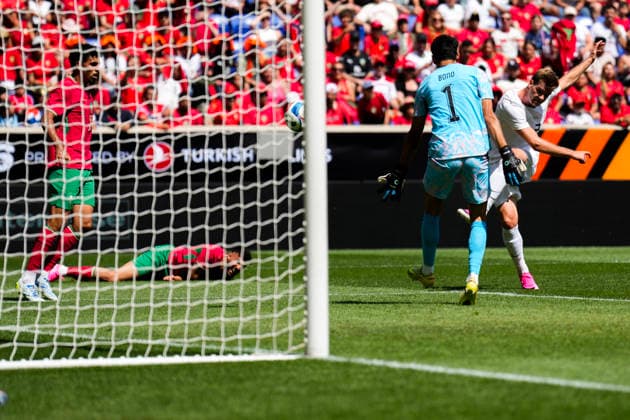 Football World Cup 2026 Harrison, New Jersey, USA 20260607 Moroccos goalkeeper Yassine Bounou and Norways Alexander Sorloth during the international football match between Norway and Morocco at Sports Illustrated Stadium Photo Fredrik Varfjell NTB Harrison, New Jersey USA EDITORIAL USE ONLY RESTRICTED USE FOR BETTING COMPANIES  Copyright: xFredrikxVarfjellx xNTBx