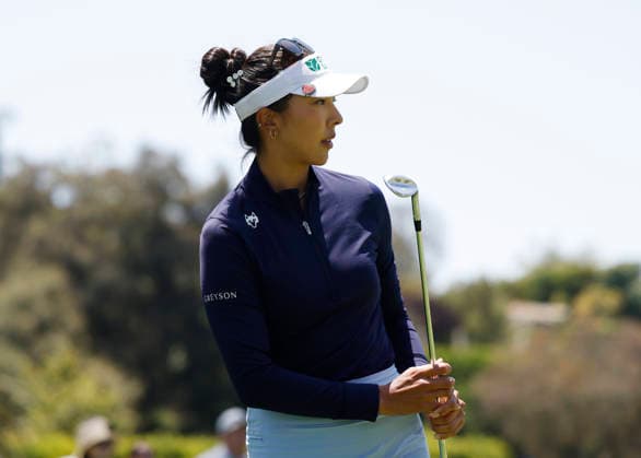 Alison Lee watches her shot after chipping to the green on the 1st hole during the final round of the 81st Women s U.S. Open golf championship at the Riviera Country Club in Pacific Palisades, California, on Sunday, June 7, 2026.  GLP20260607931 CAROLINExBREHMAN