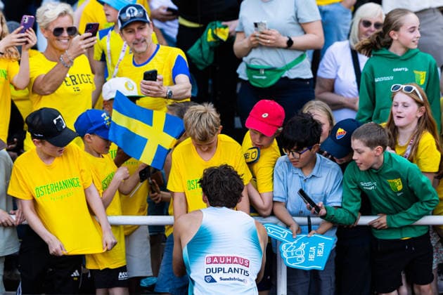 260607 Armand Duplantis of Sweden competes in the men s pole vault with fans of Sweden after Bauhaus-galan, part of the Diamond League series, June 7, 2026 in Stockholm. Photo: Maxim ThorÃ BILDBYRAN kod MT MT1057 friidrott athletics friidrett diamond league bauhaus-galan bbeng Stockholm barn