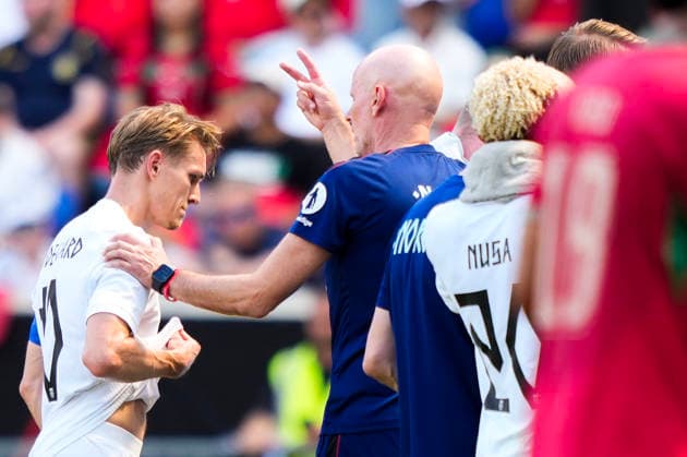 Football World Cup 2026 Harrison, New Jersey, USA 20260607 Norways Martin Odegaard and national team manager Stale Solbakken during the international football match between Norway and Morocco at Sports Illustrated Stadium Photo Fredrik Varfjell NTB Harrison, New Jersey USA EDITORIAL USE ONLY RESTRICTED USE FOR BETTING COMPANIES  Copyright: xFredrikxVarfjellx xNTBx