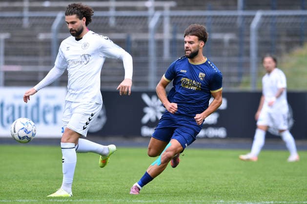 Fußball Oberliga Niederrhein 34. Spieltag ETB Schwarz-Weiß Essen - TSV Meerbusch am 07.06.2026 im Uhlenkrugstadion in Essen Thorben Kern ( ETB SW Essen ), links - Florian Berisha ( Meerbusch ), rechts
