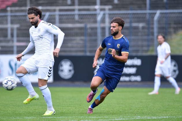 Fußball Oberliga Niederrhein 34. Spieltag ETB Schwarz-Weiß Essen - TSV Meerbusch am 07.06.2026 im Uhlenkrugstadion in Essen Thorben Kern ( ETB SW Essen ), links - Florian Berisha ( Meerbusch ), rechts