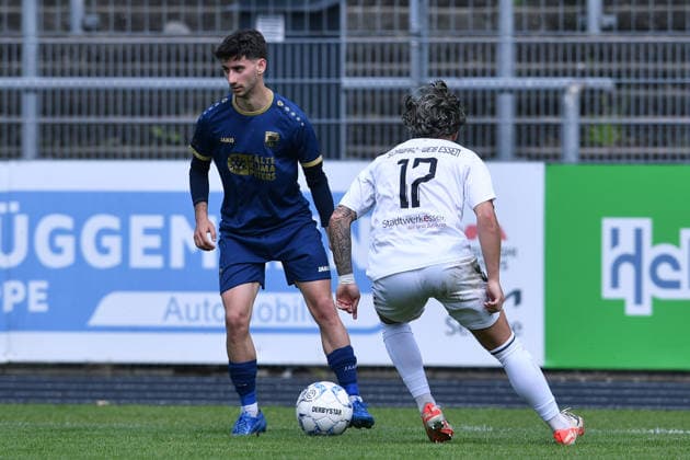 Fußball Oberliga Niederrhein 34. Spieltag ETB Schwarz-Weiß Essen - TSV Meerbusch am 07.06.2026 im Uhlenkrugstadion in Essen David Alves Oliveira ( Meerbusch ), hinten - Elefterios Theocharis ( ETB SW Essen ), vorne
