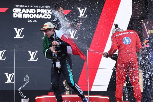 07.06.2026, xrarjax, Motorsport FIA Formel 1, Großer Preis von Monaco 2025 v.l. Siegerehrung Podium Andrea Kimi Antonelli (Mercedes AMG Petronas) Startnummer 12 Lewis Hamilton (Ferrari) Startnummer 44 Teamchef Toto Wolff (Mercedes AMG Petronas) (FIA REGULATIONS PROHIBIT ANY USE OF PHOTOGRAPHS as IMAGE SEQUENCES and or QUASI-VIDEO) Monte Carlo