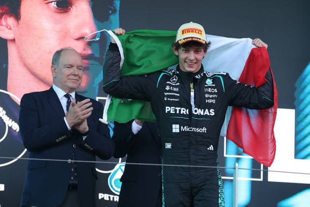07.06.2026, xrarjax, Motorsport FIA Formel 1, Großer Preis von Monaco 2025 v.l. Siegerehrung Podium Andrea Kimi Antonelli (Mercedes AMG Petronas) Startnummer 12 und Albert Alexandre Louis Pierre Rainier Grimaldi Albert II Fürst von Monaco (FIA REGULATIONS PROHIBIT ANY USE OF PHOTOGRAPHS as IMAGE SEQUENCES and or QUASI-VIDEO) Monte Carlo