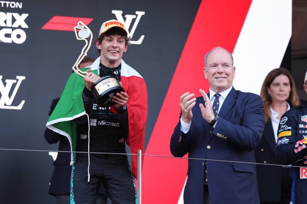 07.06.2026, xrarjax, Motorsport FIA Formel 1, Großer Preis von Monaco 2025 v.l. Siegerehrung Podium Andrea Kimi Antonelli (Mercedes AMG Petronas) Startnummer 12 und Albert Alexandre Louis Pierre Rainier Grimaldi Albert II Fürst von Monaco (FIA REGULATIONS PROHIBIT ANY USE OF PHOTOGRAPHS as IMAGE SEQUENCES and or QUASI-VIDEO) Monte Carlo